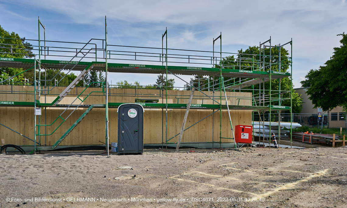 01.06.2023 - Neue Holzwände für das Haus für Kinder in Neuperlach in München